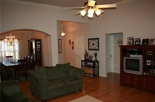3rd image of 4 Charing Ln