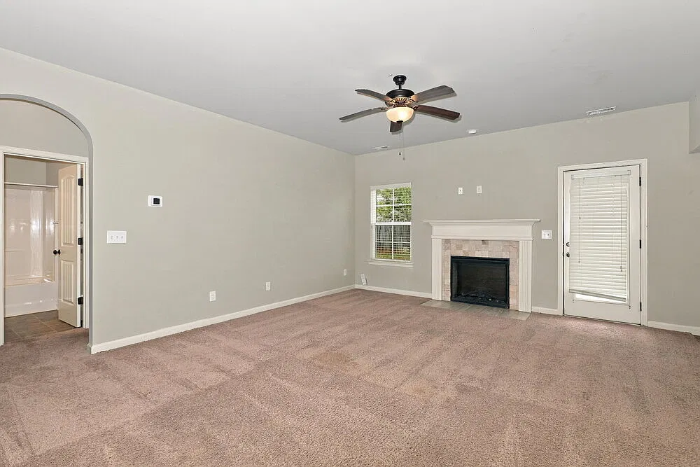 4 bed, 3.0 bath, 2550 sqft, $2,270 — Photo 4