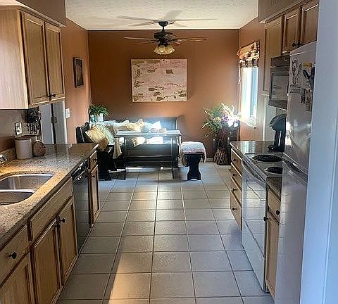 Kitchen w/granite countertop