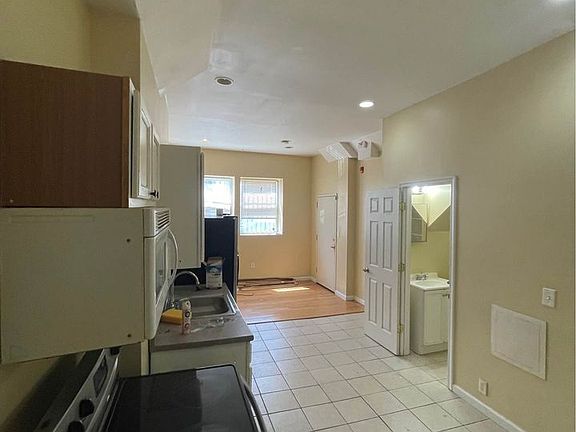 3rd image of 2057 W Oxford St #1