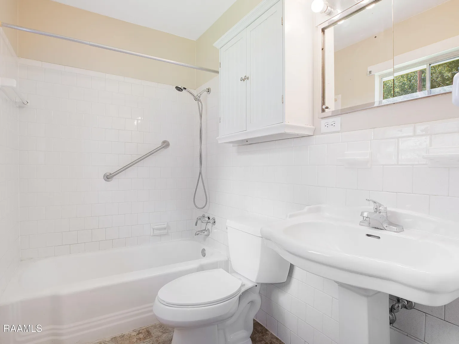 3 bed, 2.0 bath, 1215 sqft, $1,600 — Photo 3