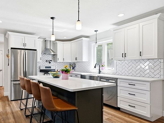 3rd image of 18 Woodland Ln