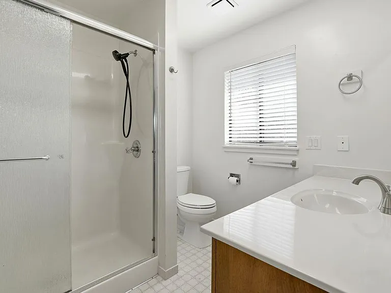611 Mormon St #B — Photo 10