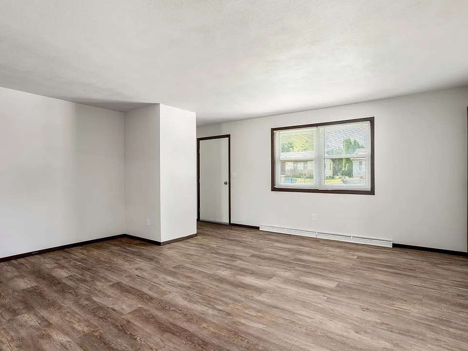 1352 W Hiawatha Dr