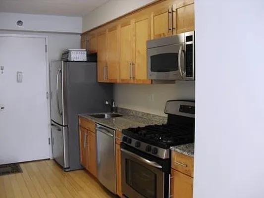 Sold by R New York | media 4