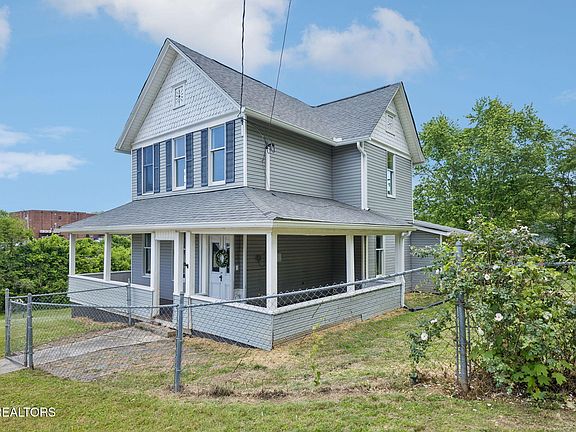 3rd image of 902 Queen Ave