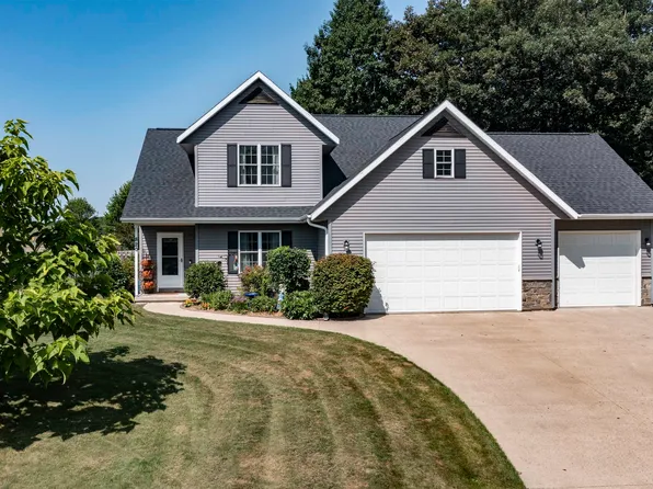 820 Woodland Cir, Waupaca, WI 54981