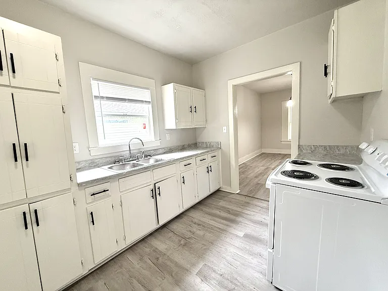 1105 NW Burch St — Photo 5