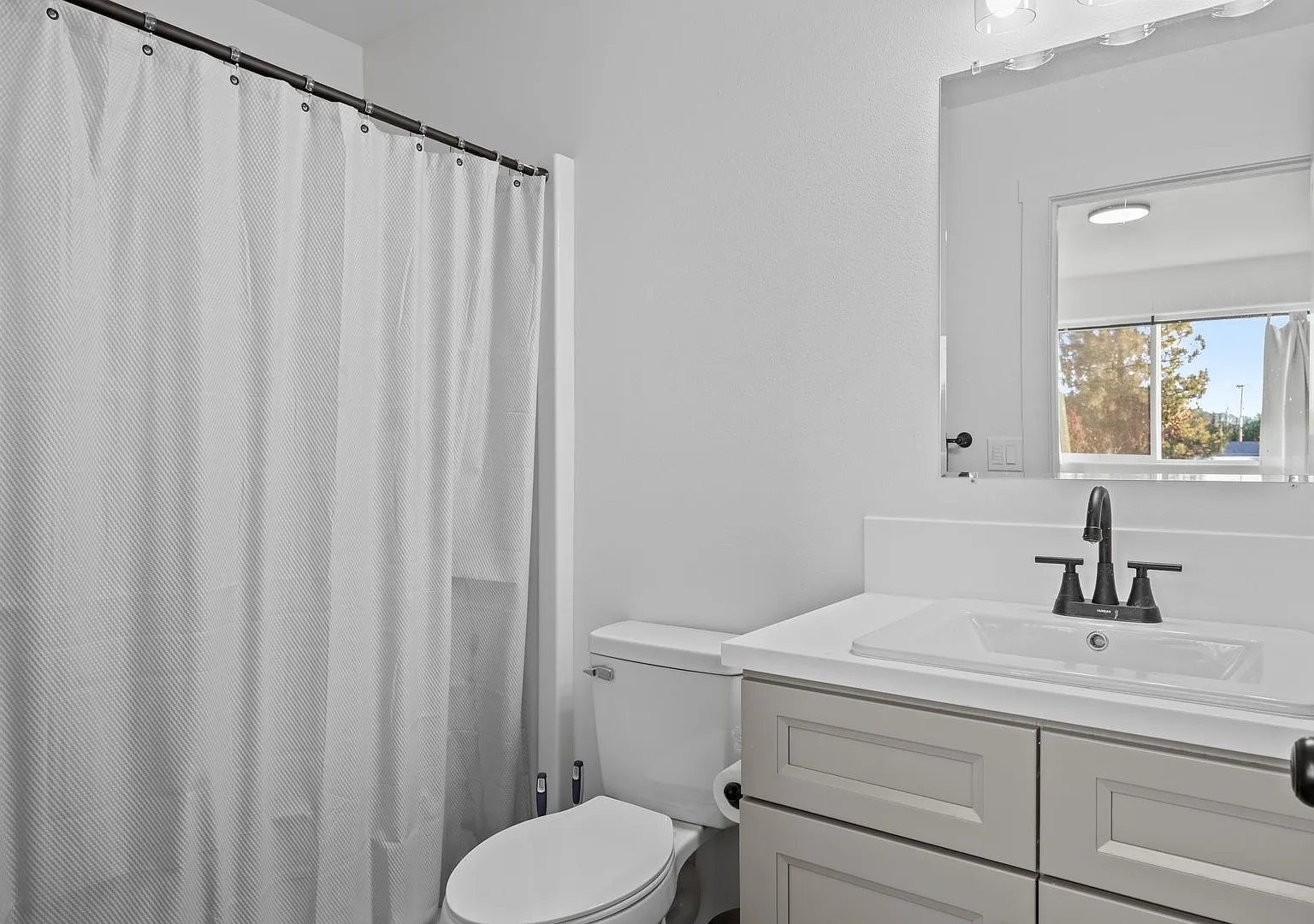 Sutherlin 3 Bedroom Townhouse! — Photo 4