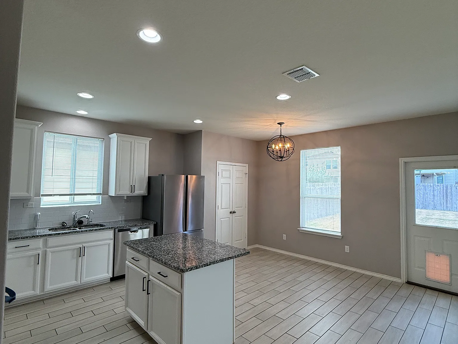 3 bed, 2.5 bath, 2302 sqft, $2,000 — Photo 4