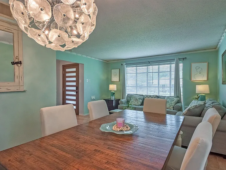 5739 Banting Way — Photo 4