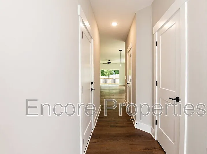 3 bed, 2.5 bath, 1642 sqft, $3,200 — Photo 2
