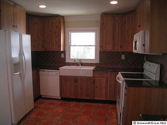 REMODELLED KITCHEN HAS 42 INCH CABINETS, GRANITE COUNTERTOPS & ALL APPLIANCES