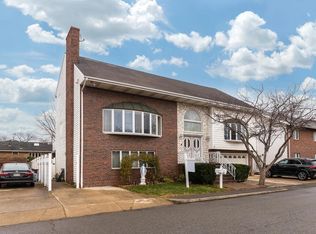 65 Greentree Ln, Revere, MA 02151