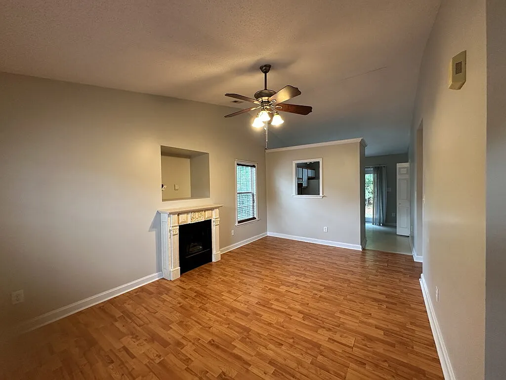 2 bed, 2.0 bath, 912 sqft, $1,175 — Photo 2