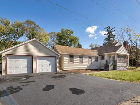 980 Country Club Rd, Lake Zurich, IL 60047