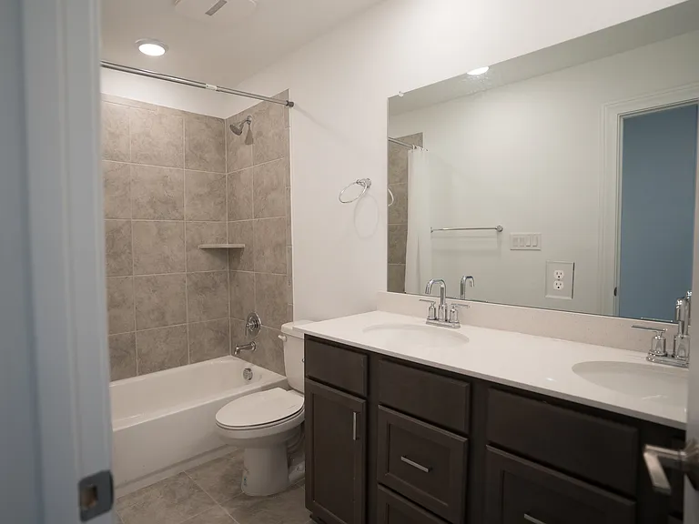 Sec bathroom (Full)
