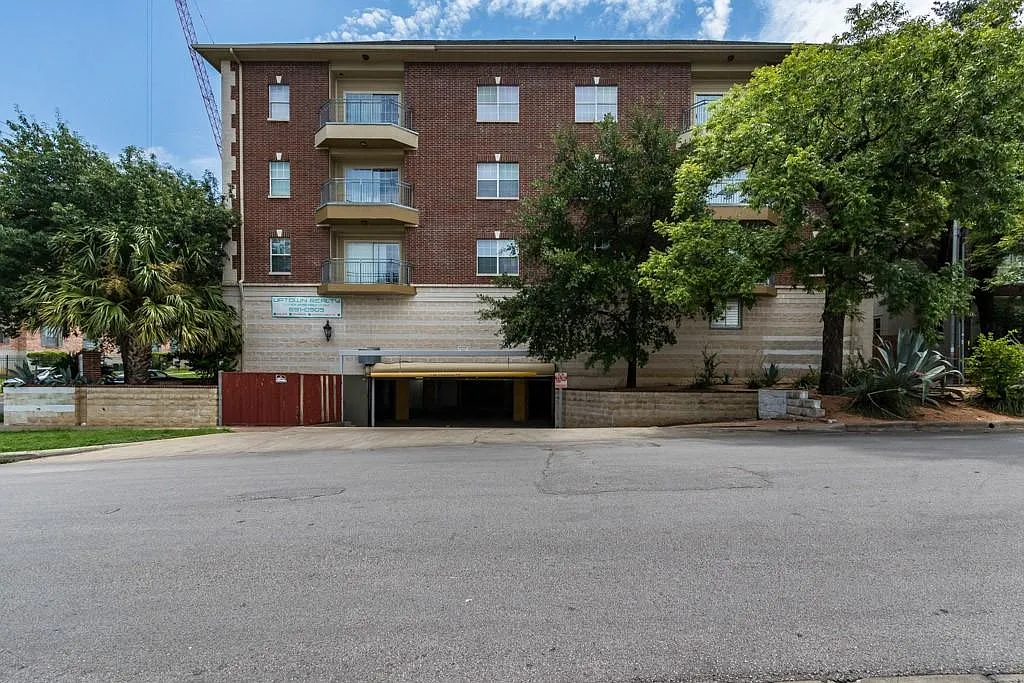 4 bed, 2.0 bath, 1340 sqft, $1,895 — Photo 1