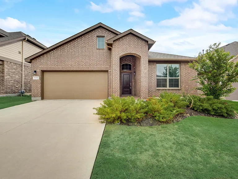 1308 Canary Ln — Photo 2