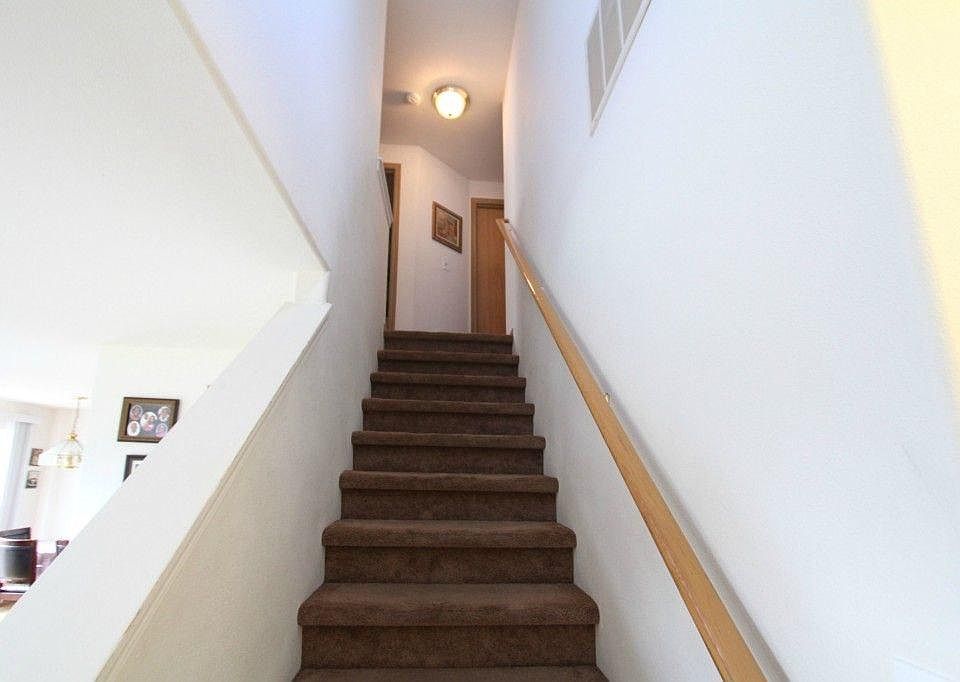 Stairs to bedrooms, getting new carpet