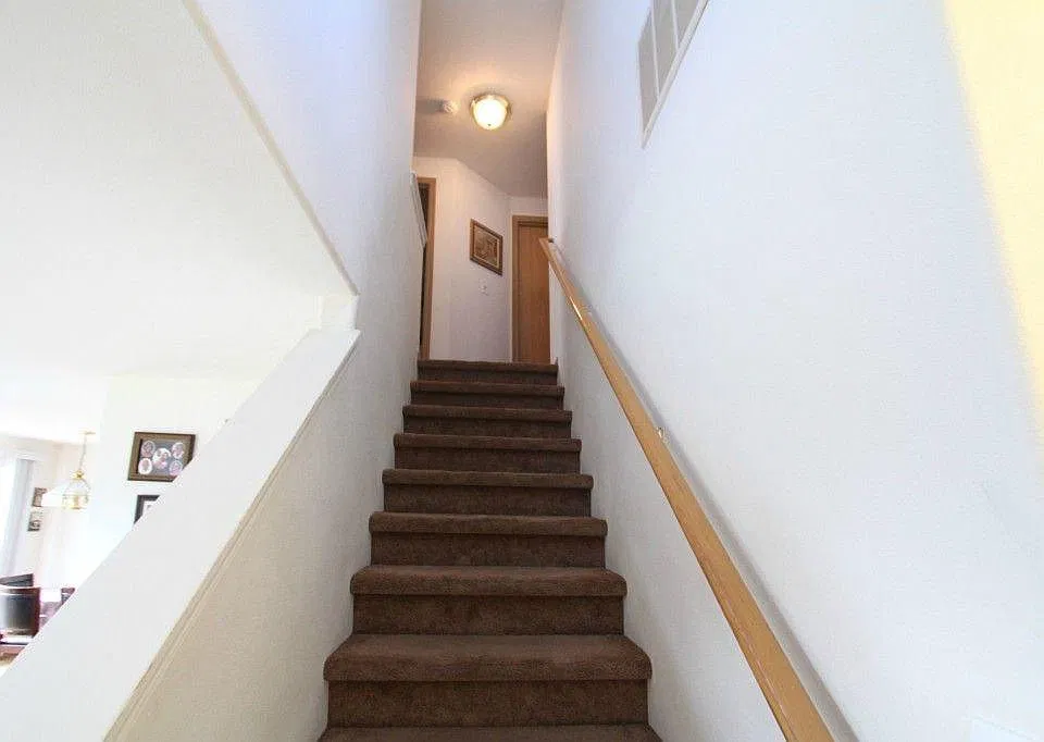 Stairs to bedrooms, getting new carpet