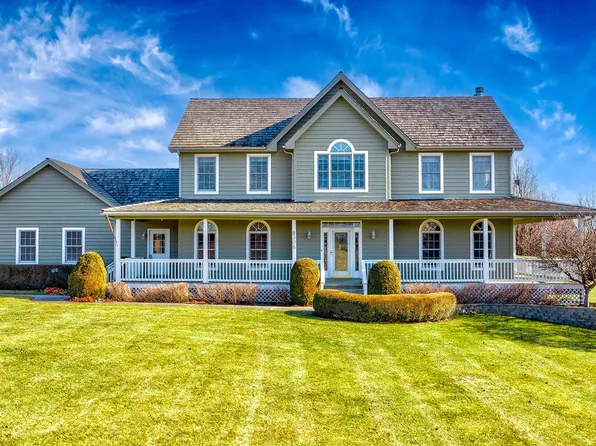 8306 Country Shire Ln, Spring Grove, IL 60081
