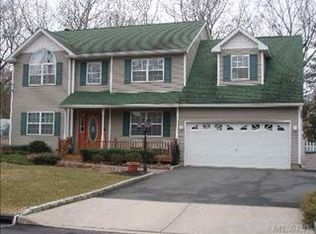 32 Smith St, Nesconset, NY 11767