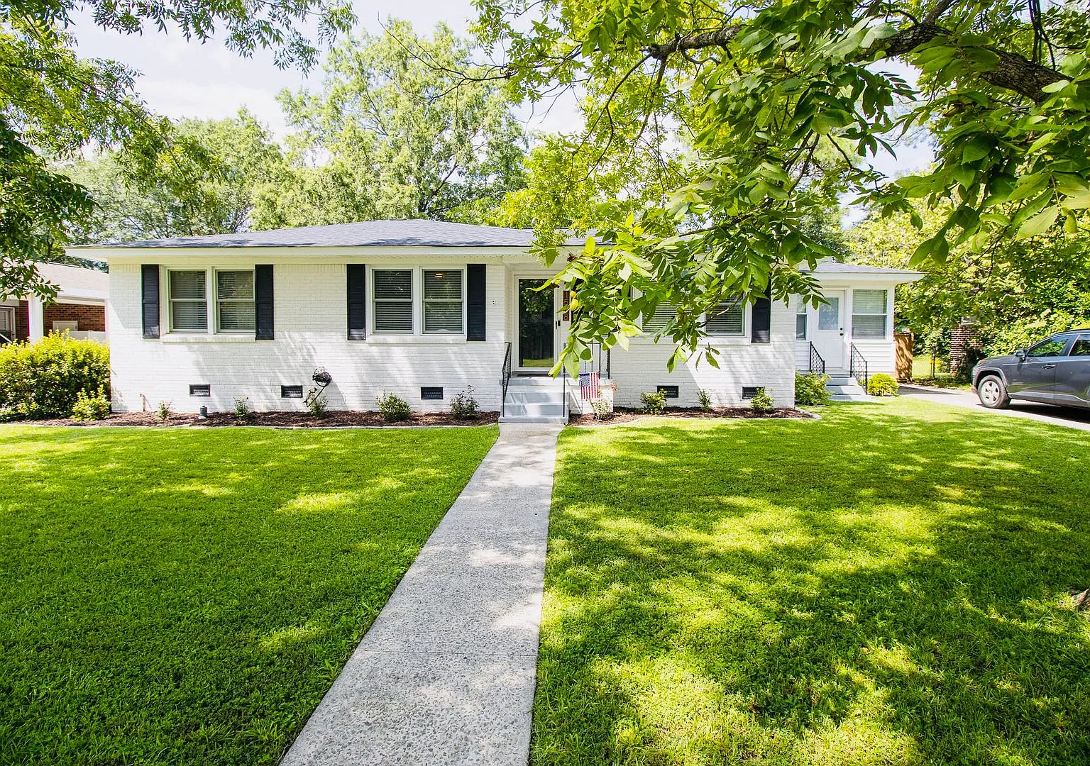 Stunning 3 Bed, 2 Bath brick home in West Columbia - Less than 10 minutes to Downtown Columbia an... — Photo 2