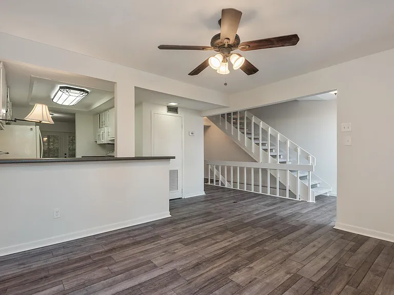 98 Valley Forge Dr — Photo 2