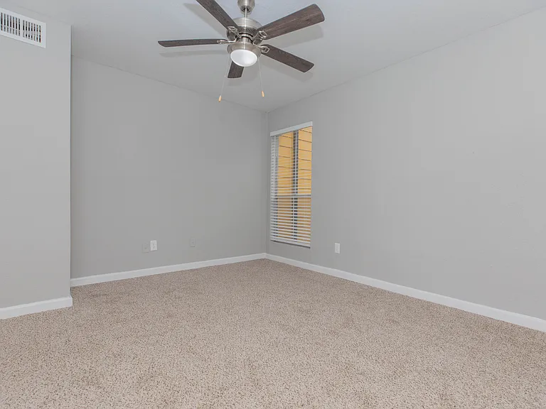 Kendall Manor — Photo 38