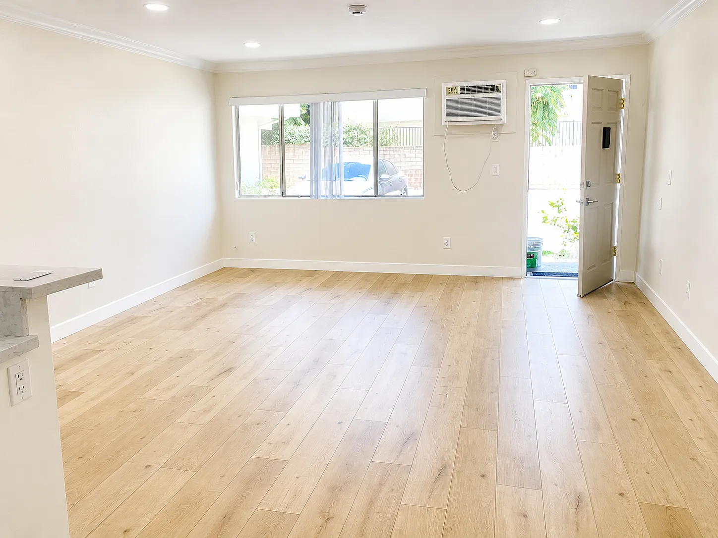 Studio, 650 sqft, $1,595 — Photo 2