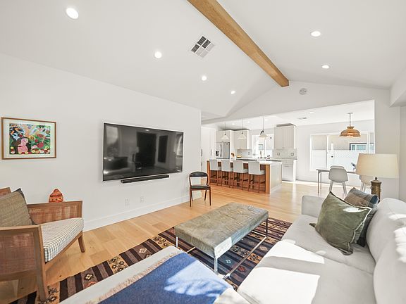 5th image of 630 N Curson Ave