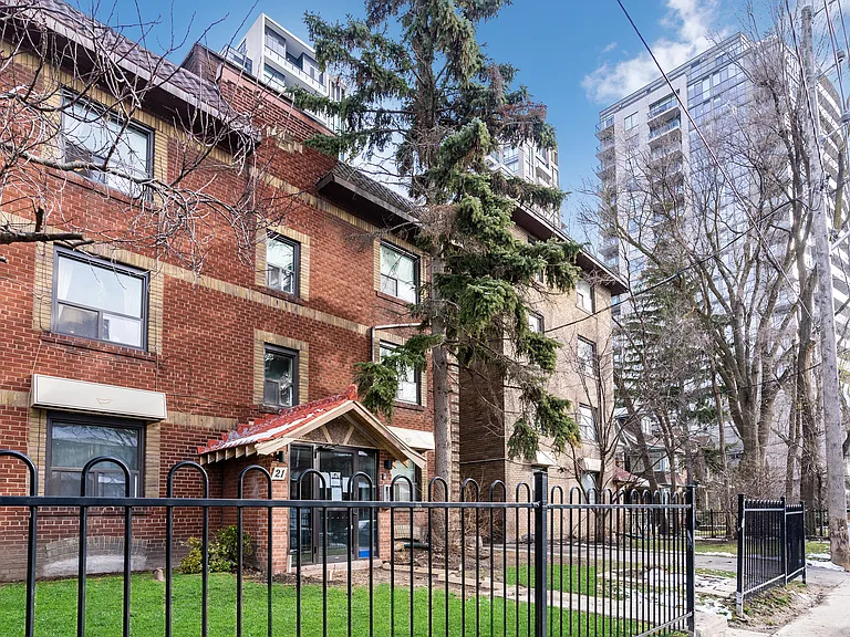 21 Raglan Ave — Photo 9