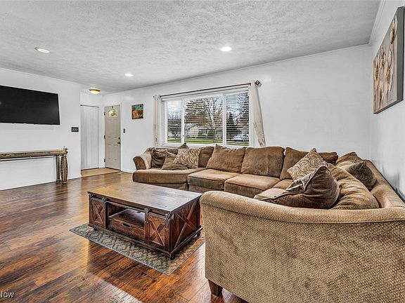 3rd image of 6467 Edgehurst Dr
