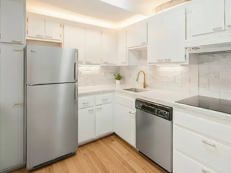 251 W 19th St #1G — Photo 10