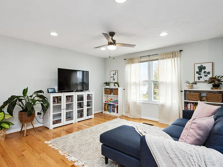 937 Marine Dr — Photo 2