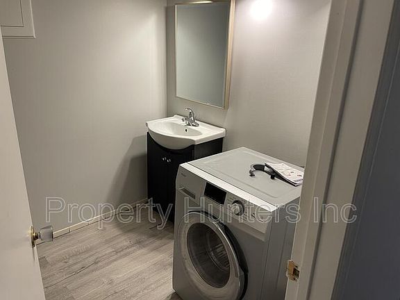 5th image of 1275 Parkview Ave Unit 2LOWER