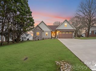 3670 9th Street Dr NE, Hickory, NC 28601