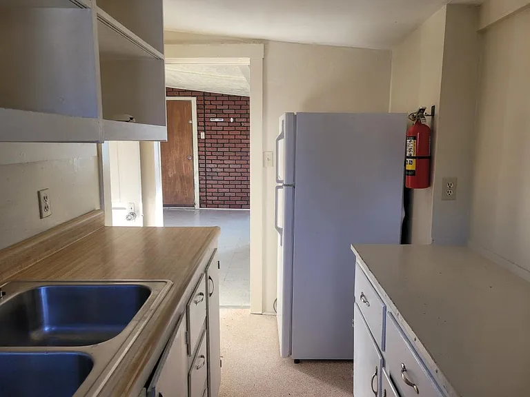 2415 Baker St — Photo 3