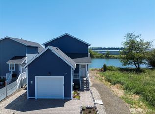 345 Island Ln, Raymond, WA 98577