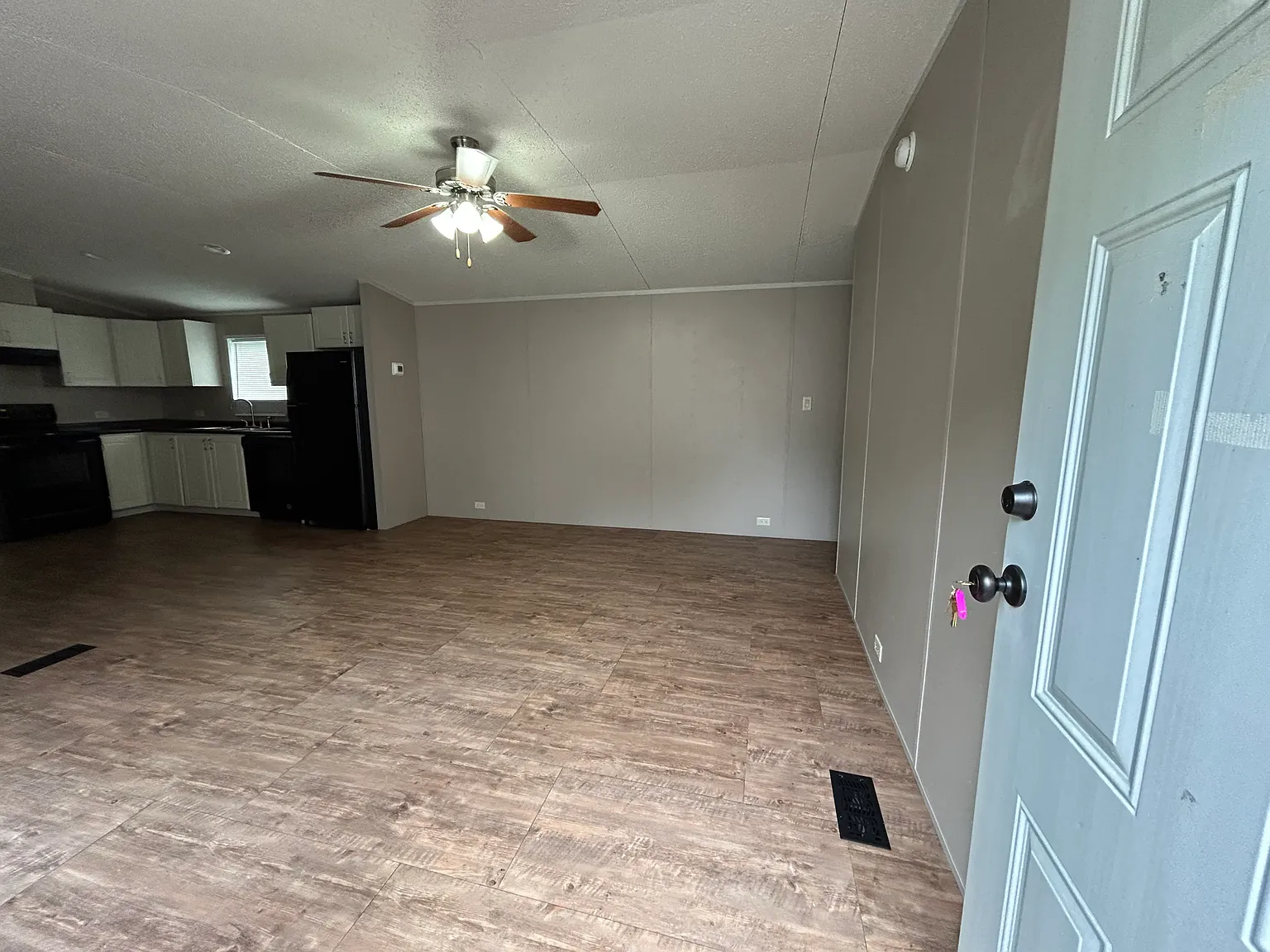 3 bed, 1024 sqft, $875 — Photo 2