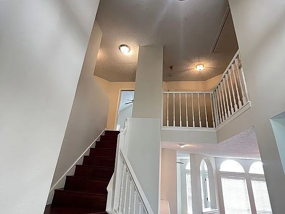 3rd image of 723 Sumner Dr