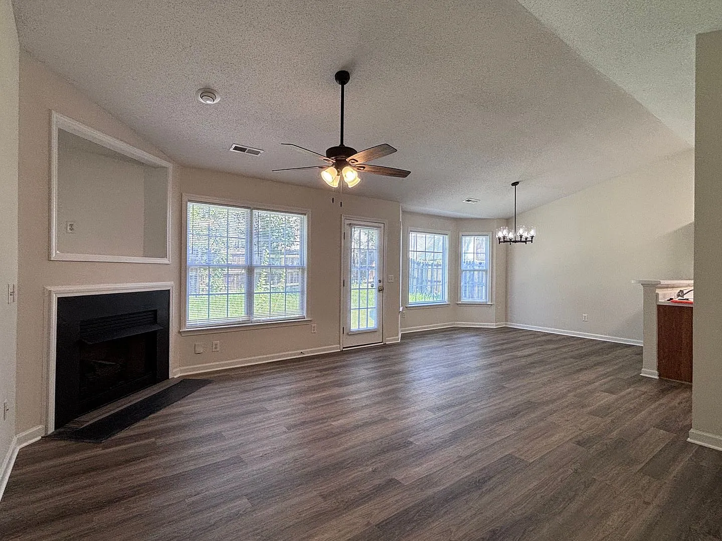Spacious 3 bedroom home in northern Greensboro — Photo 3