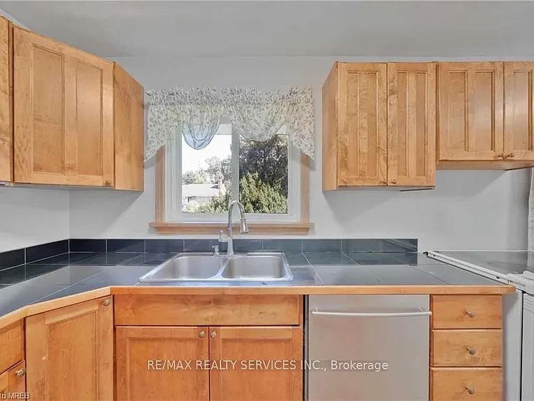 675 Inverness Ave — Photo 5