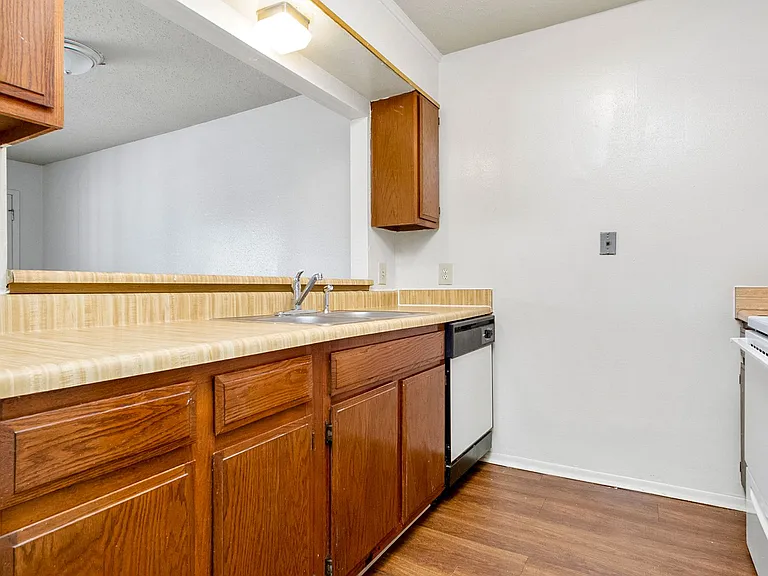Tiffany Square Apartments — Photo 9