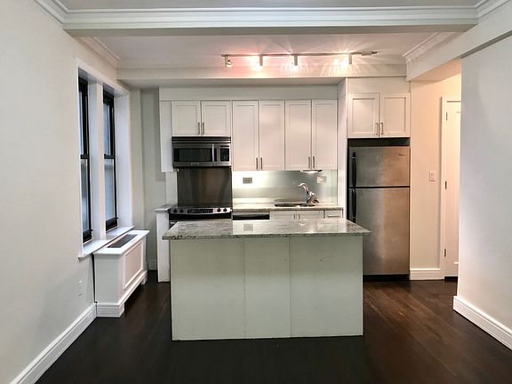 4th image of 210 W 70th St APT 1009