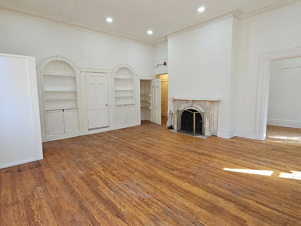 20 W Franklin St