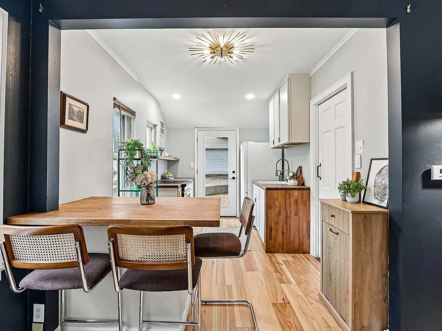 2 bed, 850 sqft, $2,400 — Photo 3