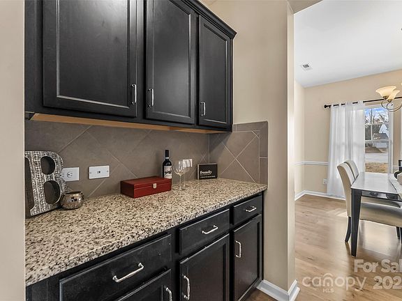 5th image of 910 Mibbs Pl