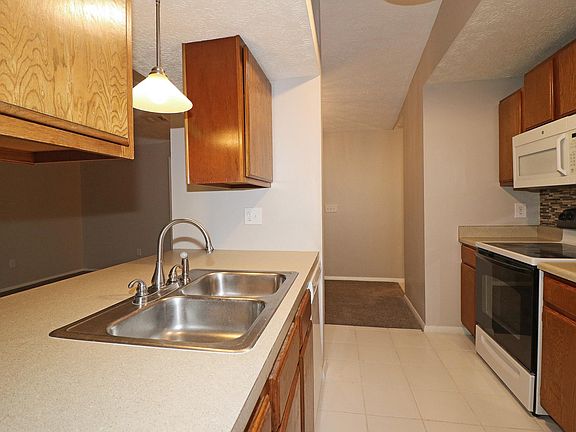 Breakfast bar sits up to 4 people